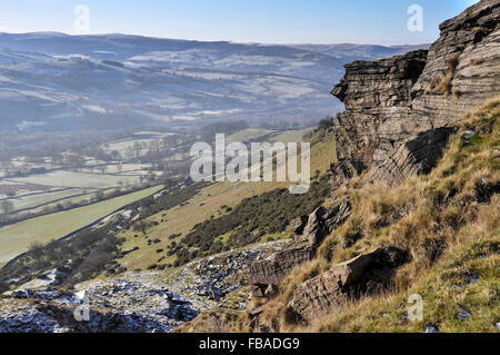 Blick vom Cracken Rand nahe Chinley im Peak District an einem hellen Winter Morgen. Stockfoto