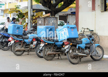 Dominos Pizza Motorräder geparkt neben einem traditionellen frisches Obst stehen in Panaji (Panjim), Nord-Goa, Indien Stockfoto