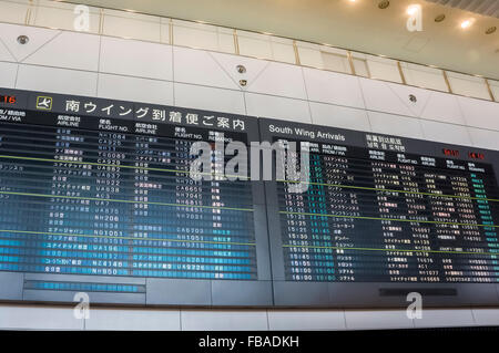 Flug-Info-Tafel in Narita International Airport, Terminal, Narita, Präfektur Chiba, Japan Stockfoto