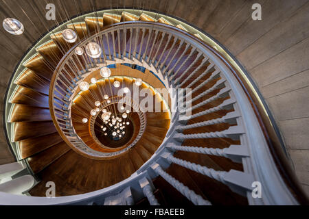 Die Abwärtsspirale, Wendeltreppe in Heal es Department Store, London Stockfoto