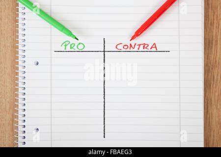 ein Notizblock mit einem vor- und Nachteile Diagramm Stockfoto