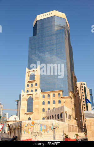 Barzan Tower auf Majlis Al Taawon Straße in West Bay Stockfoto