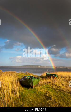 Hölzerne Fischerboote und Regenbogen in Ardara, County Donegal, Irland Stockfoto