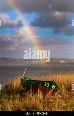 Hölzerne Angelboot/Fischerboot und Regenbogen in Ardara, County Donegal, Irland Stockfoto