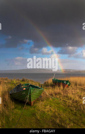 Hölzerne Fischerboote und Regenbogen in Ardara, County Donegal, Irland Stockfoto