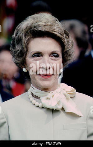 Washington, DC, USA, 7. Juni 1983 First Lady Nancy Reagan auf dem South Lawn des weißen Hauses während der Ankunft Zeremonie für Präsident Felix Houphouet-Boigny der Elfenbeinküste. Bildnachweis: Mark Reinstein Stockfoto