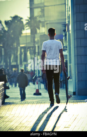 Junge mit Skateboard. Barcelona, Katalonien, Spanien Stockfoto