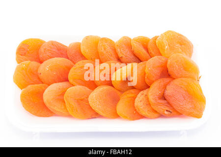 Getrocknete Aprikosen, isoliert auf weiss. Stockfoto