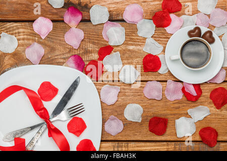 Die Rribbon auf hölzernen Hintergrund mit einer Tasse Kaffee Stockfoto