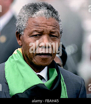 Washington, DC, USA, 24. Juni 1990 Nelson Mandela zusammen mit seiner damaligen Frau Winnie kommen in Washington DC National Airport. Er wird von Randall Robinson der Gründer von TransAfrica und Effie Barry die Ehefrau von Washington DC Bürgermeister Marion Barry und Kongressabgeordnete Walter Fountry (D -DC) Credit begrüßt: Mark Reinstein Stockfoto
