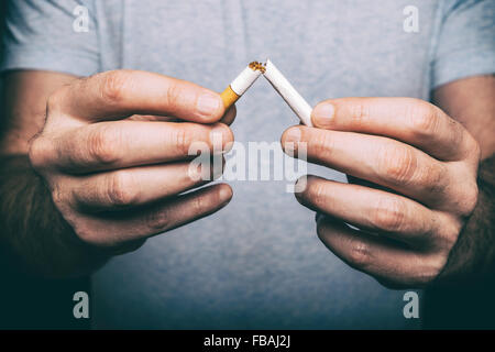 Aufhören Rauchen - männliche hand zerkleinern Zigarette Stockfoto