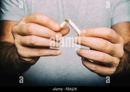 Aufhören Rauchen - männliche hand zerkleinern Zigarette Stockfoto