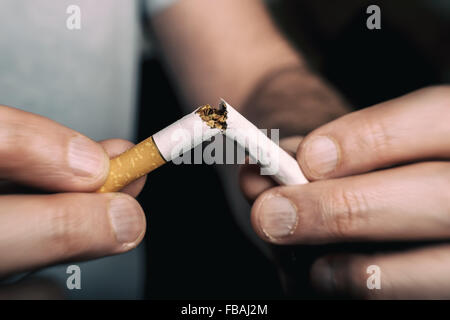 Aufhören Rauchen - männliche hand zerkleinern Zigarette Stockfoto