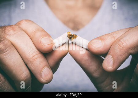 Aufhören Rauchen - männliche hand zerkleinern Zigarette Stockfoto