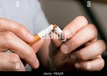 Aufhören Rauchen - männliche hand zerkleinern Zigarette Stockfoto