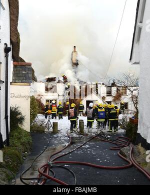 Bovey, Devon, UK. 13. Januar 2016. Feuer-Crew bei Ring of Bells Pub in North Bovey Dartmoor Devon Credit: Paul Glendell/Alamy Live News Stockfoto