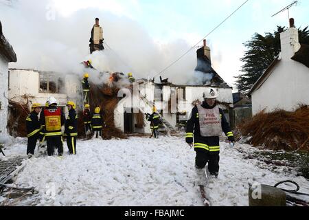 Bovey, Devon, UK. 13. Januar 2016. Feuer-Crew bei Ring of Bells Pub in North Bovey Dartmoor Devon Credit: Paul Glendell/Alamy Live News Stockfoto