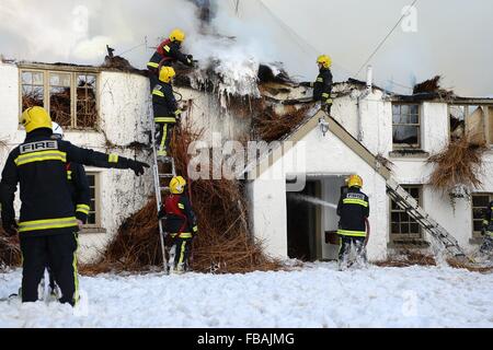 Bovey, Devon, UK. 13. Januar 2016. Feuer-Crew bei Ring of Bells Pub in North Bovey Dartmoor Devon Credit: Paul Glendell/Alamy Live News Stockfoto