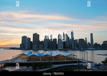 Vereinigte Staaten von Amerika: die berühmte Skyline von New York, mit Blick auf den Freedom Tower, von der Brooklyn Heights Promenade gesehen Stockfoto