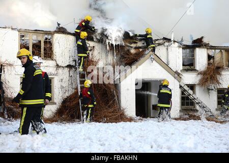 Bovey, Devon, UK. 13. Januar 2016. Feuer-Crew bei Ring of Bells Pub in North Bovey Dartmoor Devon Credit: Paul Glendell/Alamy Live News Stockfoto