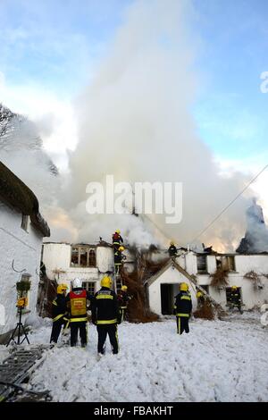 Bovey, Devon, UK. 13. Januar 2016. Feuer-Crew bei Ring of Bells Pub in North Bovey Dartmoor Devon Credit: Paul Glendell/Alamy Live News Stockfoto