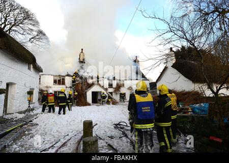 Bovey, Devon, UK. 13. Januar 2016. Feuer-Crew bei Ring of Bells Pub in North Bovey Dartmoor Devon Credit: Paul Glendell/Alamy Live News Stockfoto