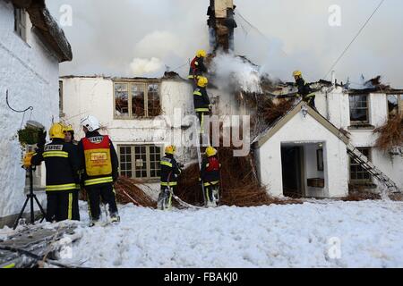 Bovey, Devon, UK. 13. Januar 2016. Feuer-Crew bei Ring of Bells Pub in North Bovey Dartmoor Devon Credit: Paul Glendell/Alamy Live News Stockfoto