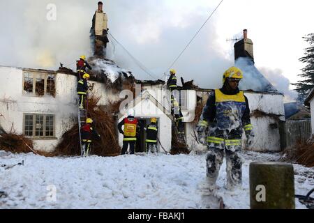 Bovey, Devon, UK. 13. Januar 2016. Feuer-Crew bei Ring of Bells Pub in North Bovey Dartmoor Devon Credit: Paul Glendell/Alamy Live News Stockfoto