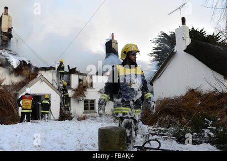 Bovey, Devon, UK. 13. Januar 2016. Feuer-Crew bei Ring of Bells Pub in North Bovey Dartmoor Devon Credit: Paul Glendell/Alamy Live News Stockfoto