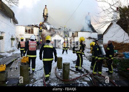 Bovey, Devon, UK. 13. Januar 2016. Feuer-Crew bei Ring of Bells Pub in North Bovey Dartmoor Devon Credit: Paul Glendell/Alamy Live News Stockfoto