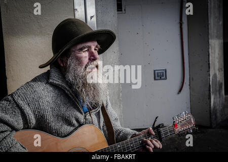 Ein unbekannter Alter Musiker spielen für Geld in den Straßen von Seattle, Washington State Stockfoto