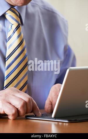 Nahaufnahme von Geschäftsmann mit Digital-Tablette mit abnehmbarer Tastatur Stockfoto