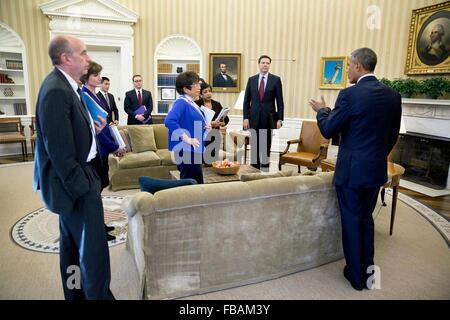 US-Präsident Barack Obama spricht mit den Teilnehmern nach einem Treffen über die exekutiven Maßnahmen, die er, zur Eindämmung der Waffengewalt im Oval Office des weißen Hauses 4. Januar 2016 in Washington, DC ergreifen kann. Anhören des Präsidenten, von links: Neil Eggleston, Berater des Präsidenten; Deputy Attorney General Sally Yates; Eric Nguyen, Associate Counsel an den Präsidenten; Michael Bosworth, Deputy Counsel an den Präsidenten; Senior Advisor Valerie Jarrett; Attorney General Loretta Lynch; Natalie Quillian, stellvertretender Assistent des Präsidenten und FBI-Direktor James Comey. Stockfoto