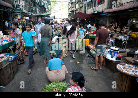 Hindu, muslimischen und buddhistischen Shop Seite an Seite an einer der Yangon viele frische Lebensmittel Märkte Myanmar Stockfoto