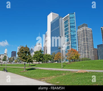 Vereinigte Staaten von Amerika, USA: Skyline von Chicago mit seinen Wolkenkratzern vom Millennium Park gesehen, berühmten öffentlichen Park in der Schleife Community Bereich Stockfoto