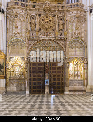 TOLEDO, Spanien – 19. Mai 2014: Tür und Ornamente in Cathedral Primada Santa Maria de Toledo Stockfoto