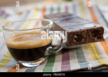 Espresso-Kaffee und Milch-Schokolade für eine Pause bei der Arbeit Stockfoto