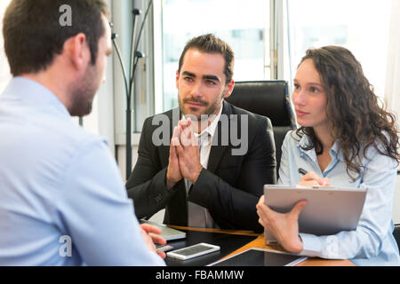 Blick auf eine attraktive Chef Interview mit seiner Assistentin Stockfoto