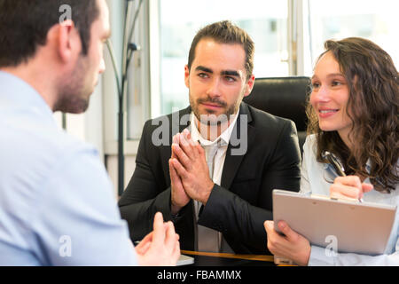 Blick auf eine attraktive Chef Interview mit seiner Assistentin Stockfoto