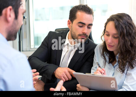 Blick auf eine attraktive Chef Interview mit seiner Assistentin Stockfoto