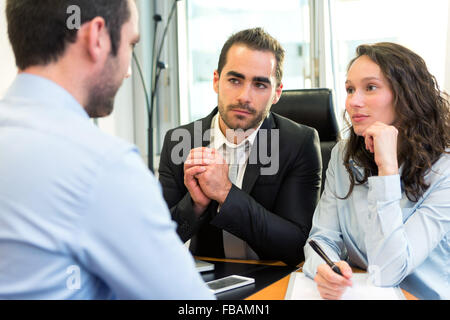 Blick auf eine attraktive Chef Interview mit seiner Assistentin Stockfoto