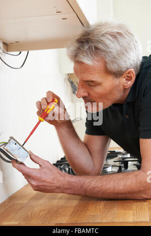 Elektriker installieren Buchse im neuen Haus Stockfoto