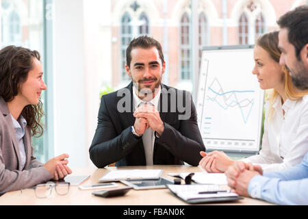 Blick auf einen Boss Überschrift ein Geschäft Wiedersehen mit Partnern Stockfoto