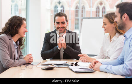 Blick auf einen Boss Überschrift ein Geschäft Wiedersehen mit Partnern Stockfoto