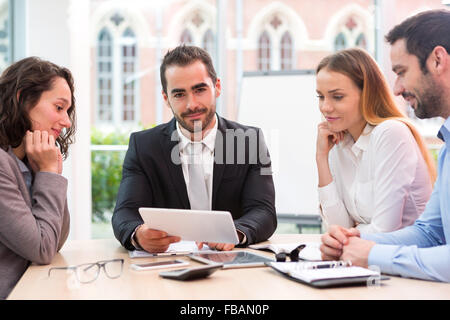 Blick auf einen Boss Überschrift ein Geschäft Wiedersehen mit Partnern Stockfoto