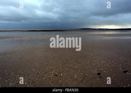 Swansea, Großbritannien. 13. Januar 2016. UK-Wetter: Swansea Beach mit Blick auf Mumbles, South Wales, UK.  Re: Wind, Regen und niedrigen Temperaturen hat bereits Auswirkungen auf Teile des Vereinigten Königreichs. Bildnachweis: D Legakis/Alamy Live-Nachrichten Stockfoto