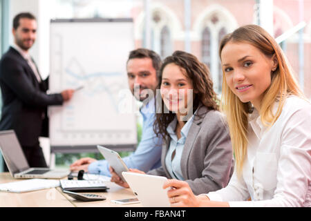 Blick auf einen Boss Überschrift ein Geschäft Wiedersehen mit Partnern Stockfoto