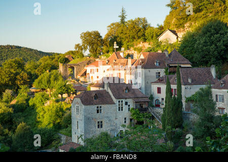 Am Abend Sonnenlicht über mittelalterliche Stadt von Saint-Cirq-Lapopie, Midi-Pyrenäen, Frankreich Stockfoto