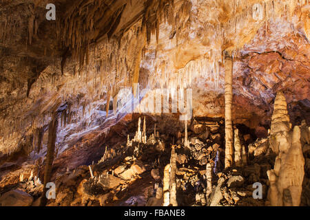 Stalaktiten und Stalagmiten in der Höhle des Grandes Canalettes in den französischen Pyrenäen. Stockfoto