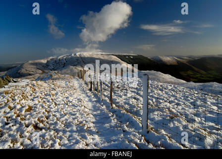 Schnee gekrönt Hügel in der Nähe von Wales, Wales UK. Ansichten rund um Cader Idris. Stockfoto